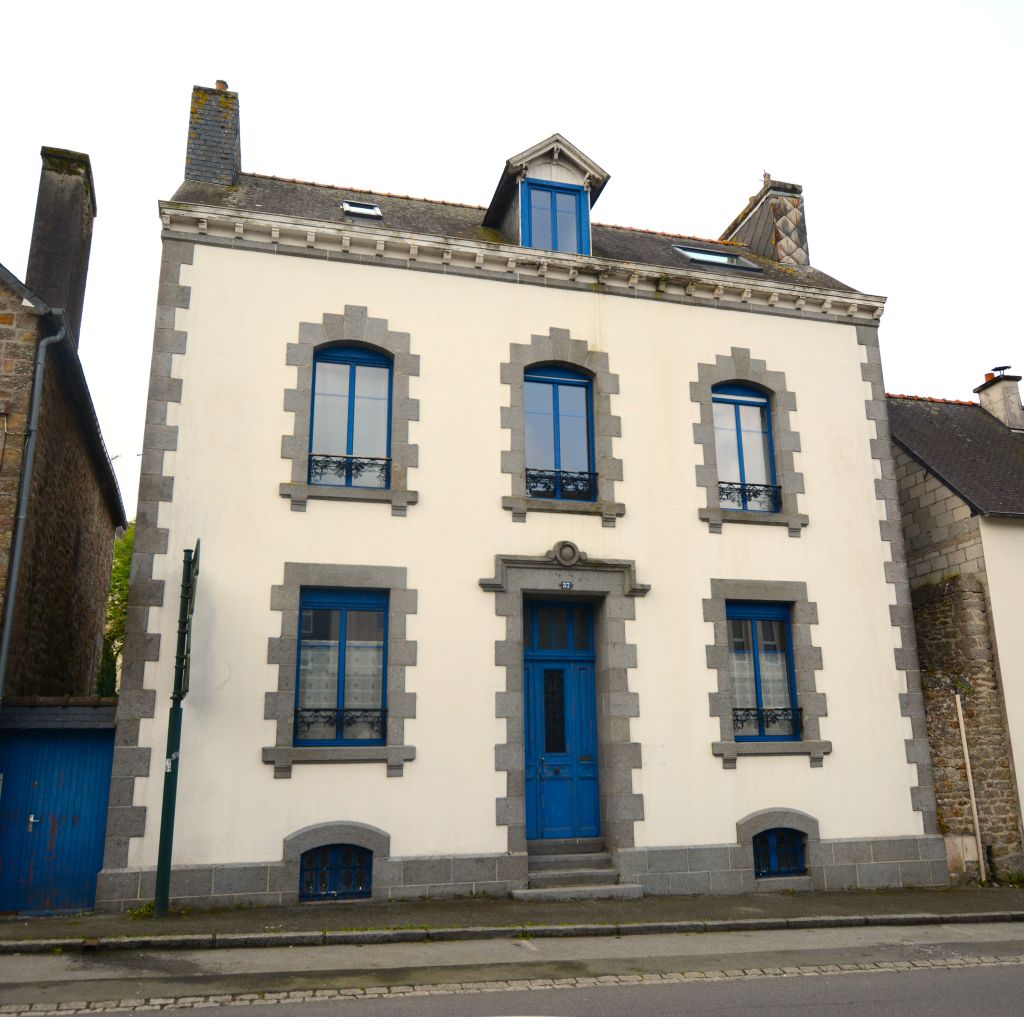 Vue de la façade de la maison d'hôtes Les Suites Fisel à Rostrenen en Kreiz Breizh